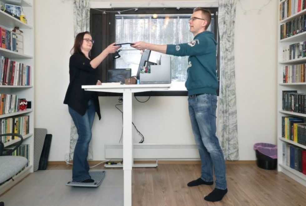 Maarit Leppäsellä ja Tobias Hannuksella on kotonaan molemmilla omat työhuoneet. Pariskunta pyrkii pitämään työn ja vapaa-ajan erillään, vaikka koti on myös työpaikka.