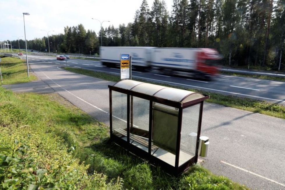 Poliisi joutui ampumaan taksiryöstäjää kuvan bussipysäkillä Kuopiontiellä.