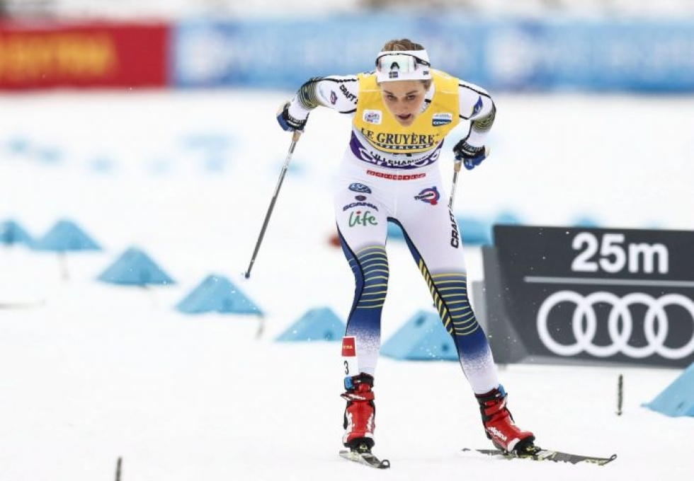 Stina Nilsson matkaa Seefeldiin perjantaina. Lehtikuva/AFP