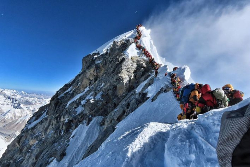 Reitit Everestin huipulle ovat olleet erittäin ruuhkaisia, minkä vuoksi monet kiipeilijät joutuvat odottamaan pitkään päästäkseen etenemään. LEHTIKUVA/AFP