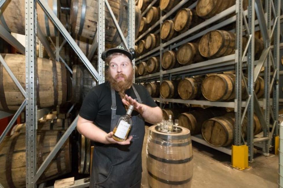 Tuotantopäällikkö Asko Ryynänen esittelee viskivarastoa. Viski on valmistettu Valamossa, mutta se kypsyy Ilomantsissa.