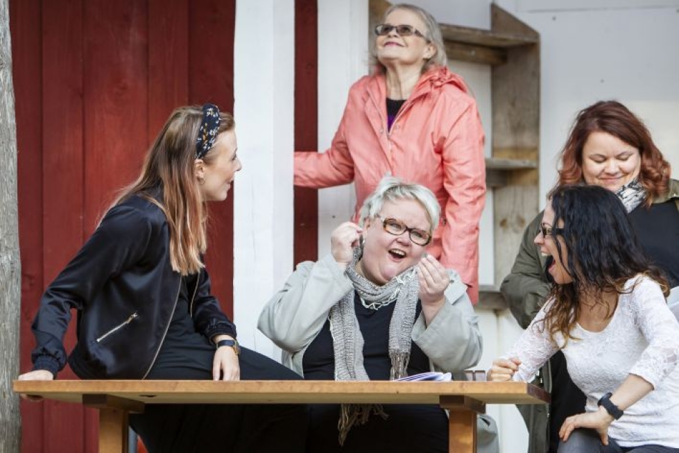 Anna Reijosella (vas.), Minna Falilla (edessä), Johanna Mäkisellä, Anna Wagenilla (takana keskellä) ja Marjo Piirosella riittää hauskaa niin harjoituksissa kuin itse esityksessä.