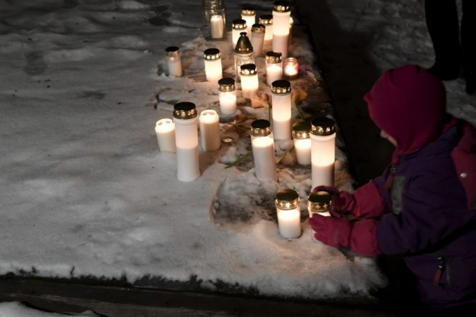 Arabianrantaan kertyi kynttilöitä jouluaattoiltana pian henkirikoksen jälkeen. Lehtikuva / Heikki Saukkomaa