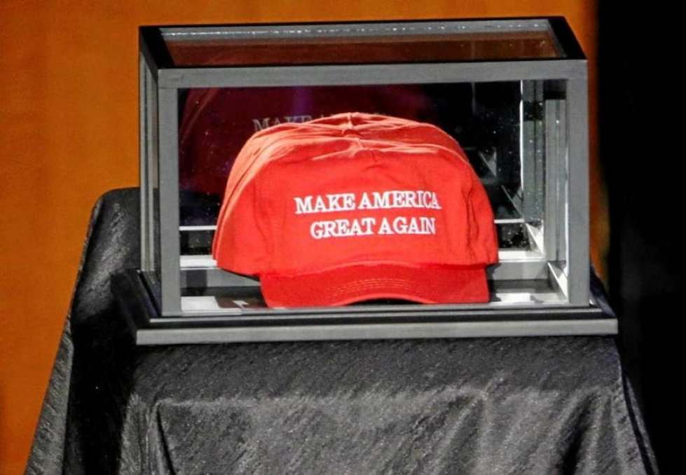 Donald Trumpin Make America Great Again -lippis oli lasivitriinissä Trumpin vaalivalvojaisissa. Nyt myynnissä on lippistä jäljitteleviä joulukoristeita.