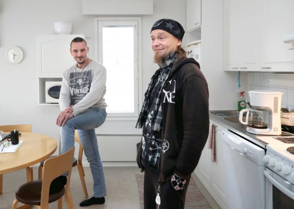 Jyrki Keto (vas.) ja Jani Nevalainen kahvittelivat Sirkkalassa Asunnottomien yön avoimien ovien tapahtumassa torstaina. Lieksasta lähtöisin oleva Nevalainen viihtyy asumisen tukipisteellä, vaikka hänellä on myös oma asunto.