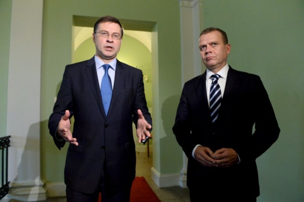Komissaari Valdis Dombrovskisin (vas.) mukaan Italiassa uskotaan, että julkisten menojen lisäyksellä voitaisiin saada vauhtia talouteen. Kuvassa myös valtiovarainministeri Petteri Orpo (kok.). LEHTIKUVA / MIKKO STIG