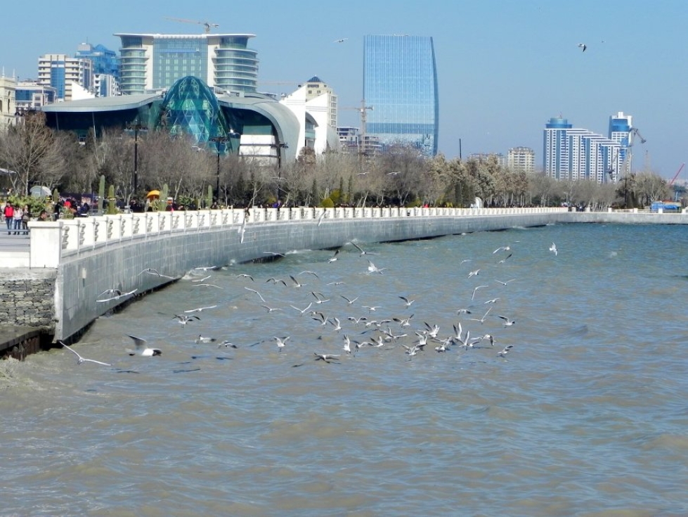 Bakun rantabulevardi kahviloineen on suosittu illanviettopaikka. Kasprianmeren rannalla on bulevardin lisäksi myös Eurovision-laulukilpailujen näyttämö, Kristallihalli.