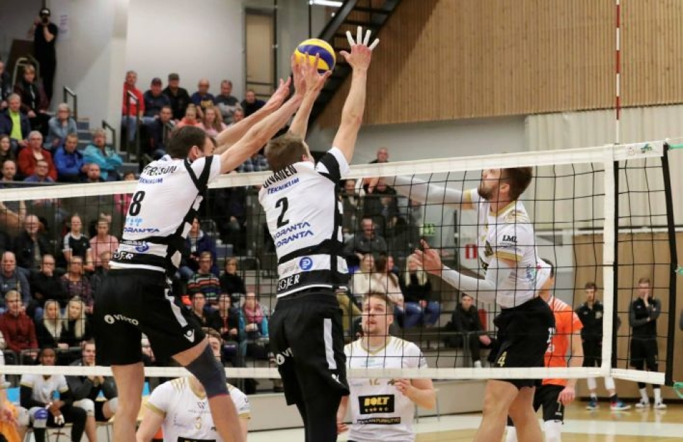Karelian Hurmos yrittää päästä lentopallon Suomen cupissa välierävaiheeseen VaLePaa vastaan.