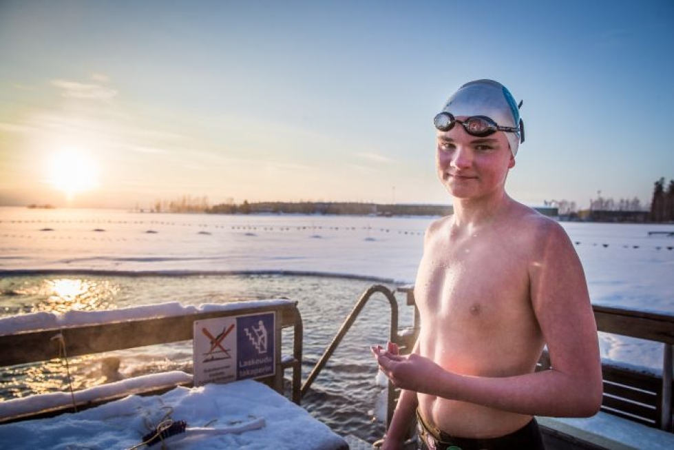 Otto Mikkonen on tuttu näky avantouintipaikalla. Uimahousuissa on 11 jäsenmerkkiä, yksi per vuosi.