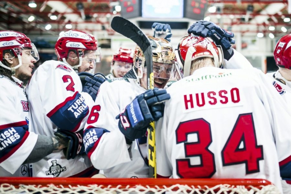 Yksi HIFK:n sankareista oli nollapelin pelannut maalivahti Ville Husso. LEHTIKUVA / MIKKO VÄHÄNIITTY