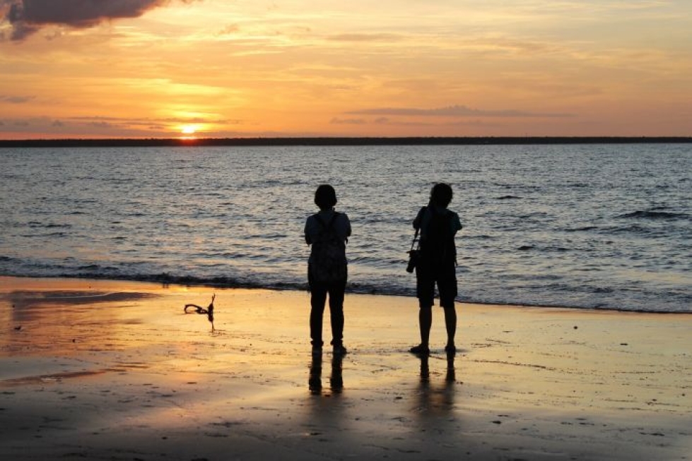 Paikalliset ja matkailijat kokoontuvat ihailemaan auringonlaskua Mindil Beachille. Kuivalla kaudella ranta on tunnettu ulkoilmatoristaan.