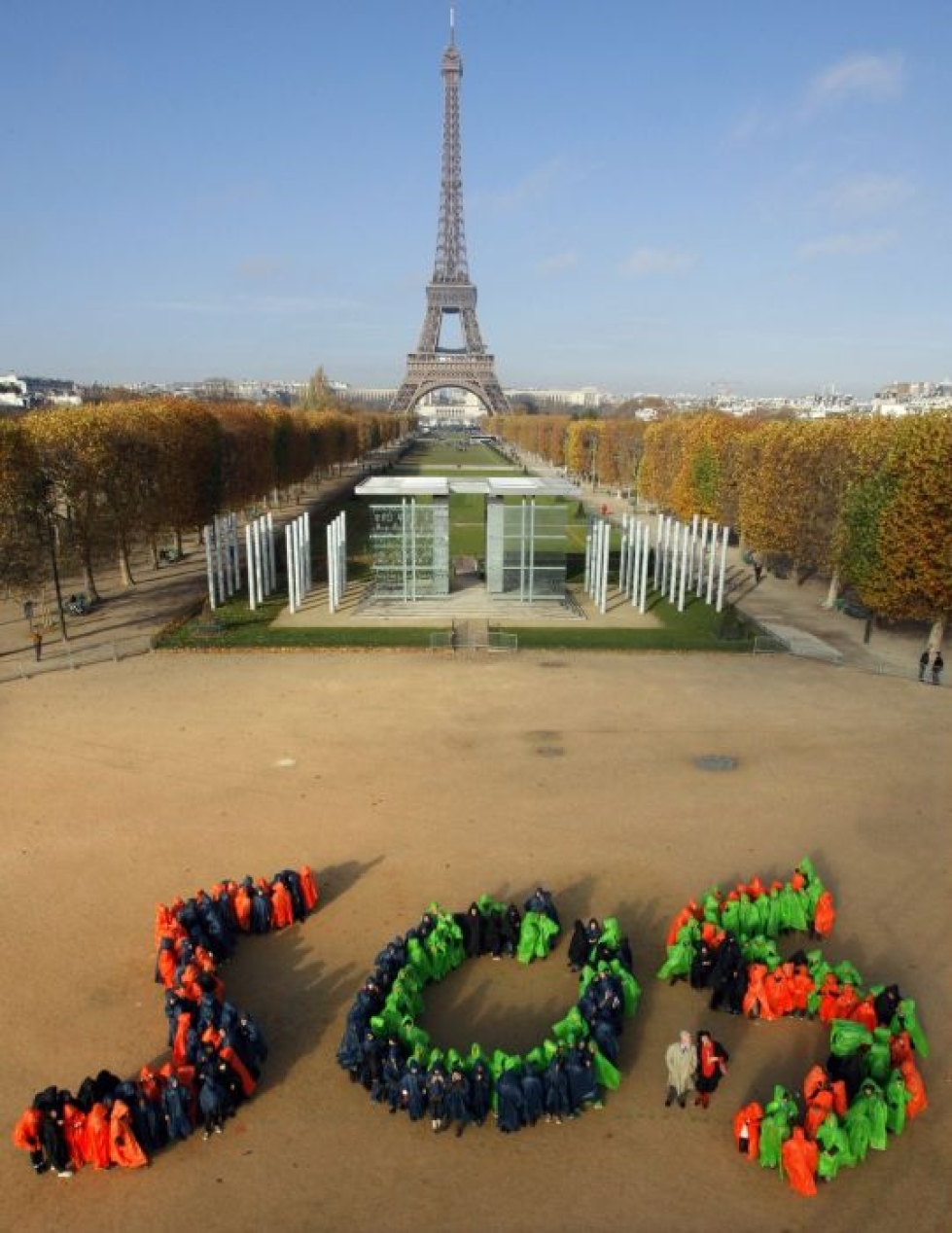 Pariisilaiset lapset ryhmittyivät kirjaimiksi SOS kansainvälisen lasten päivän aattona vuonna 2009. LEHTIKUVA/AFP