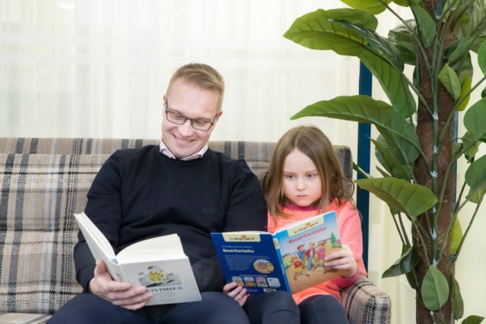 Lähi-Tapiola Idän liiketoimintajohtaja Ari Mikkonen ja hänen tyttärensä Anni Mikkonen lukevat paljon.