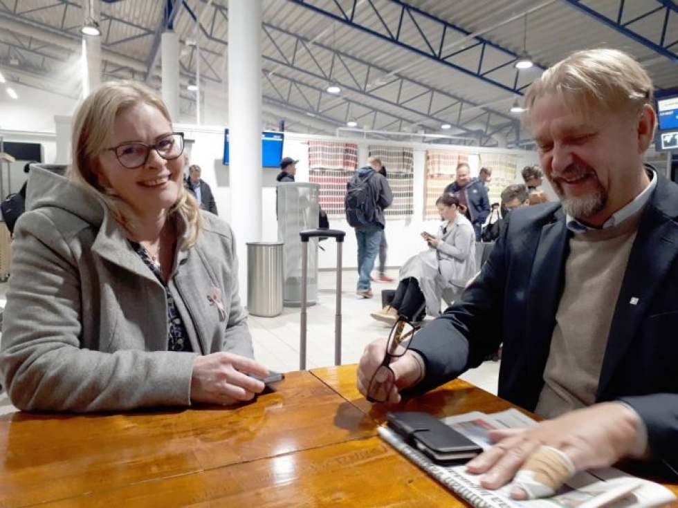 Hanna Huttunen ja Seppo Eskelinen kohtaavat usein lentokentällä mutta myös eduskunnassa ja maakuntavaltuustossa.