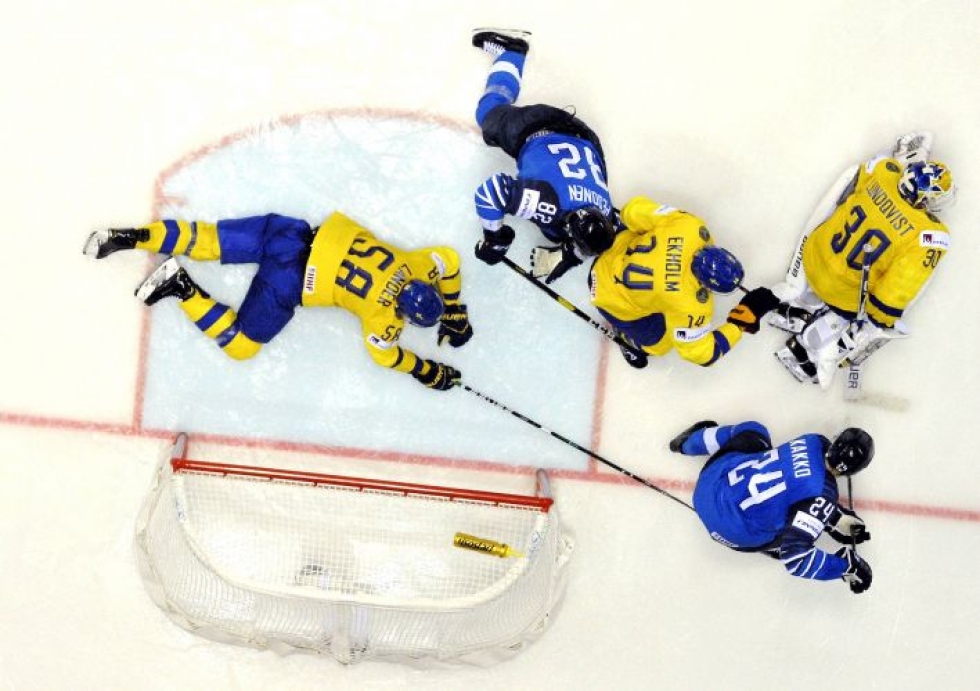 Ruotsissa media on lyönyt kovalla kädellä jääkiekkomaajoukkue Tre Kronoria Suomelle hävityn puolivälieräkamppailun jälkeen. 