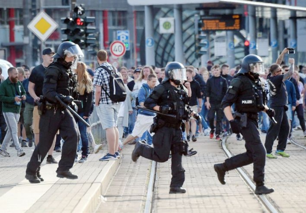 Sunnuntaina mielenosoitukset yltyivät kaoottisiksi ja poliisi joutui kutsumaan Chemnitziin lisävoimia. LEHTIKUVA/AFP