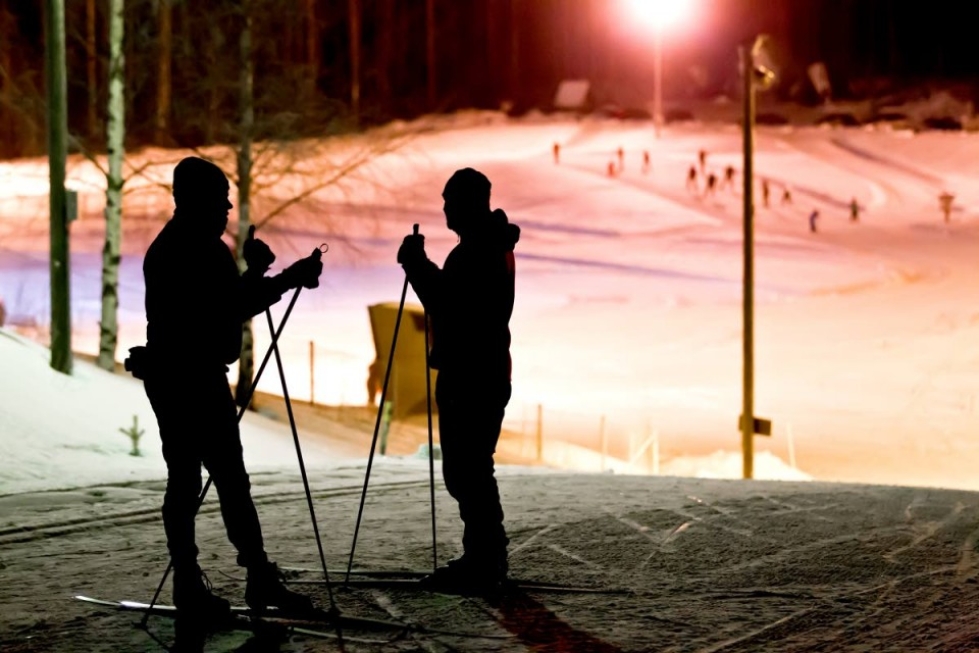 Pärnävaaralla riitti hiihtäjiä maanantai-iltana. Taustalla harjoittelivat hiihtokoululaiset.