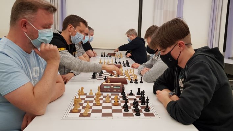 Marko Jönhede (edessä vas.) pelaa Eetu Torvista vastaan. Jönheden takana viime vuoden vuosikilpailun voittaja Teemu Honkanen.