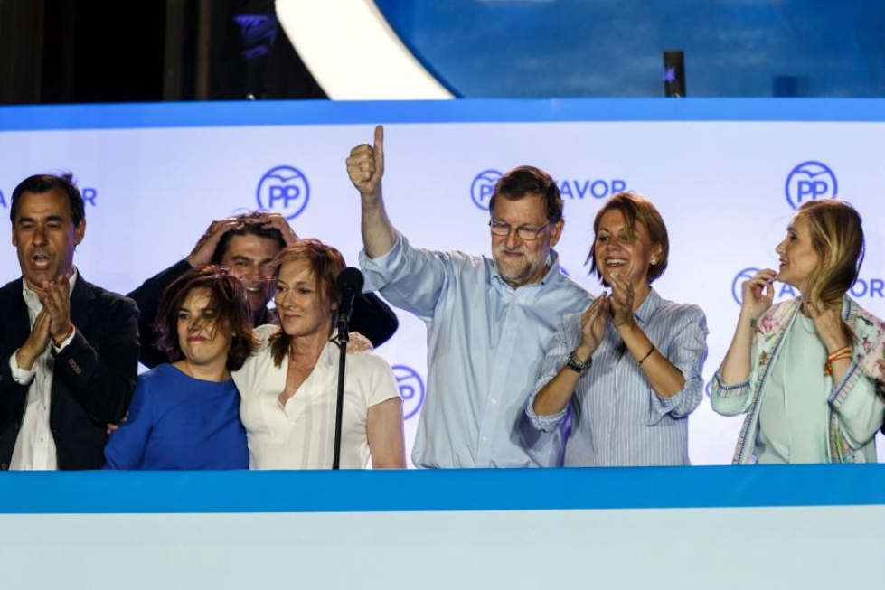 Konservatiivisen kansanpuolueen PP:n johtaja Mariano Rajoy (kesk.) juhli vaalivoittoa. LEHTIKUVA/AFP