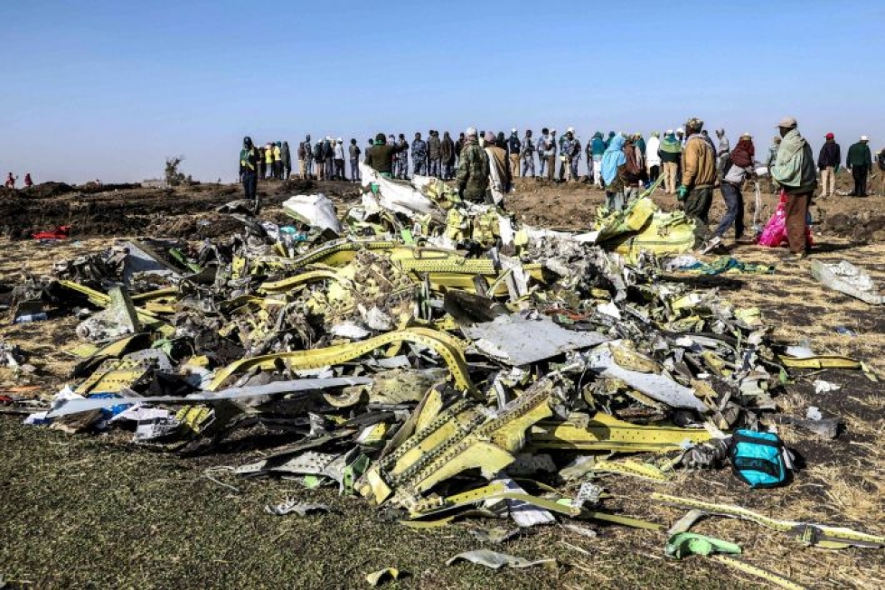 Etiopian lentoturman jälkiä lähellä Bishoftun kaupunkia. Lehtikuva / AFP