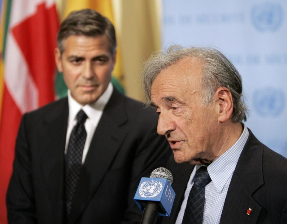 Elie Wiesel (oik.) ja näyttelijä George Clooney puhuivat Darfurin tilanteesta YK:n päämajassa New Yorkissa kymmenen vuotta sitten. LEHTIKUVA/AFP