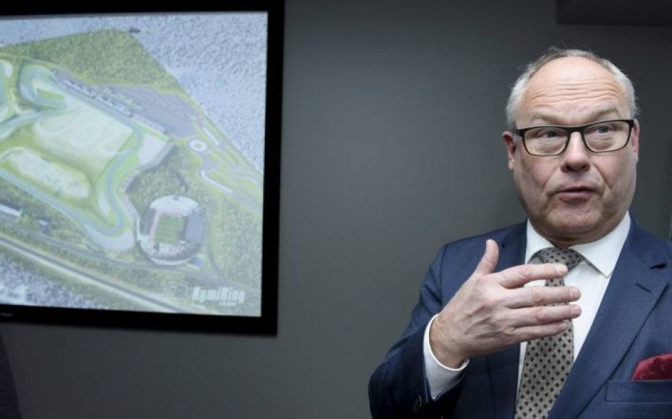 KymiRingin toimitusjohtaja Markku Pietilä esitteli suunnitelmia keskiviikkona Helsingissä. Havainnekuvan oikeassa alareunassa näkyvä stadion ei ole tulossa radan viereen, vaan se on kuvassa mittakaavan vuoksi.