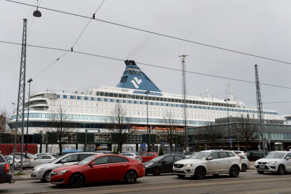 Tallinnasta Helsinkiin saapunut Tallink Silja Europa Länsiterminaalissa eilen. LEHTIKUVA / MIKKO STIG