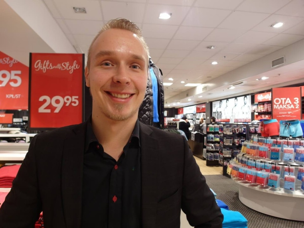 Modernit joululaulut eivät puistata, Joensuun keskustan Dressmannin myymäläpäällikkö Henri Saukkonen, 27, vakuuttaa.