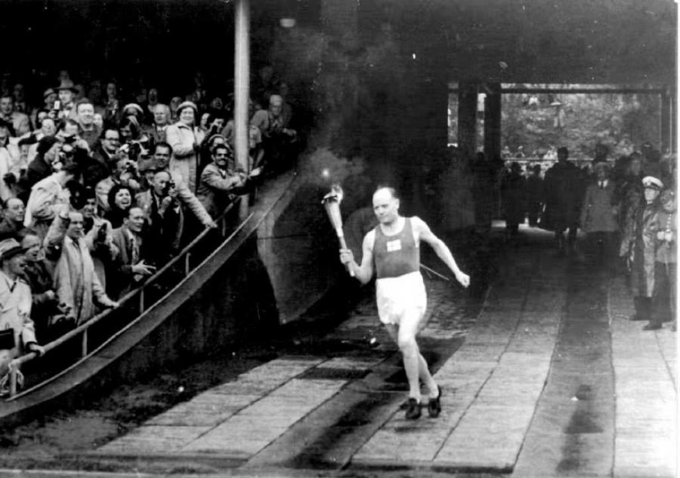 Paavo Nurmen syntymästä tulee tänä vuonna kuluneeksi 120 vuotta. Yhdeksän olympiakullan ja 22 maailmanennätyksen juoksijasankari kuljettamassa soihtua Helsingin kesäolympialaisten avajaisissa vuonna 1952.