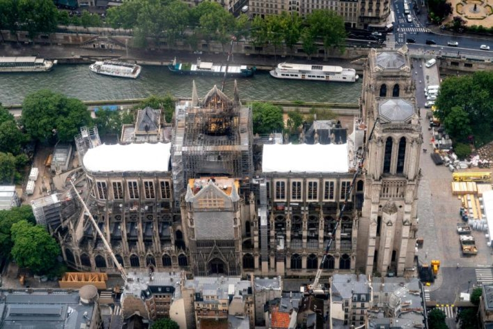 Notre Damen katedraali vaurioitui pahoin raivoisassa tulipalossa huhtikuussa. Tällä viikolla otettu kuva näyttää korjaustöiden alkaneen. LEHTIKUVA/AFP