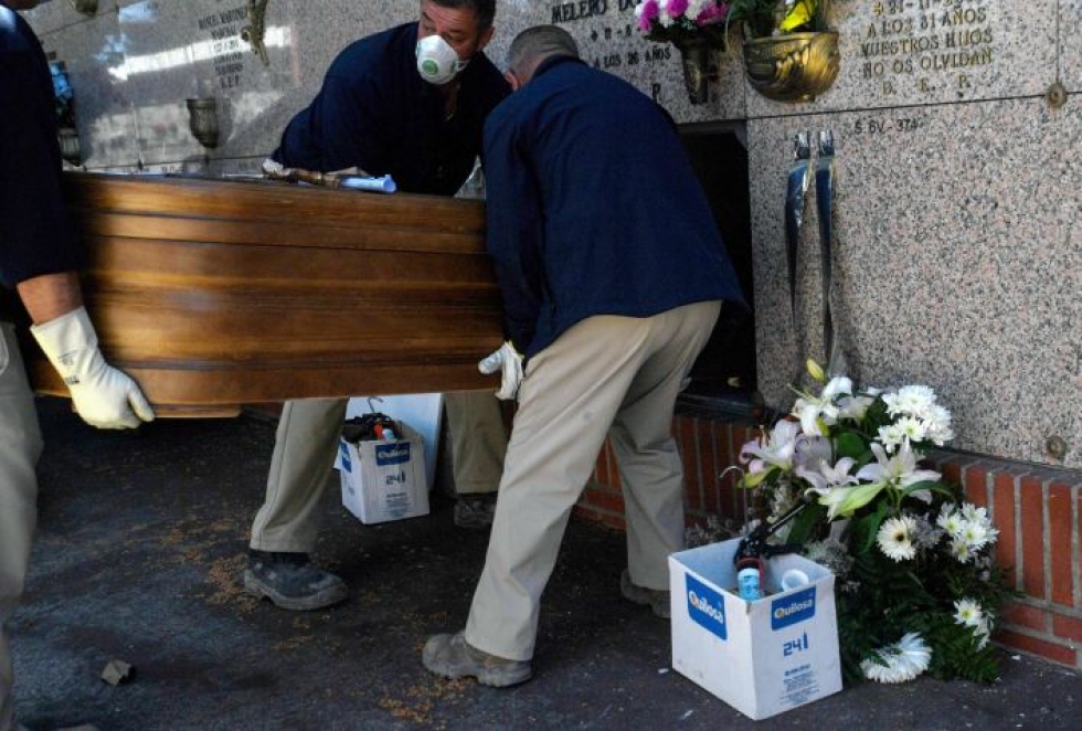 Espanjassa koronavirukseen on kuollut jo noin 12 400 ihmistä. Lehtikuva/AFP