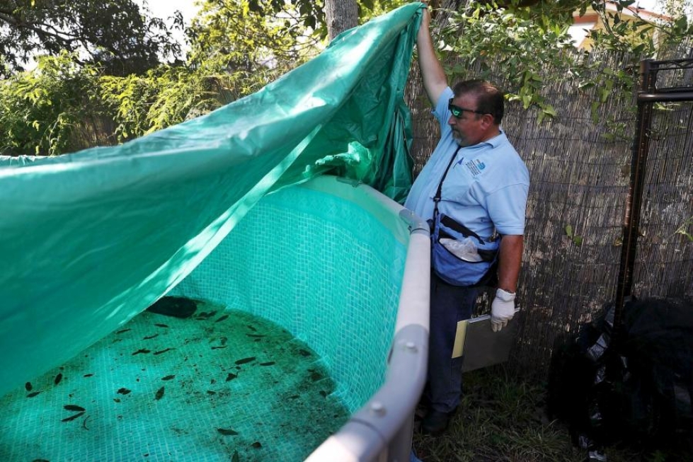 Viranomainen kartoitti zika-virusta kantavien hyttysten mahdollisia lisääntymispaikkoja Wynwoodissa. Kuva: Lehtikuva/AFP