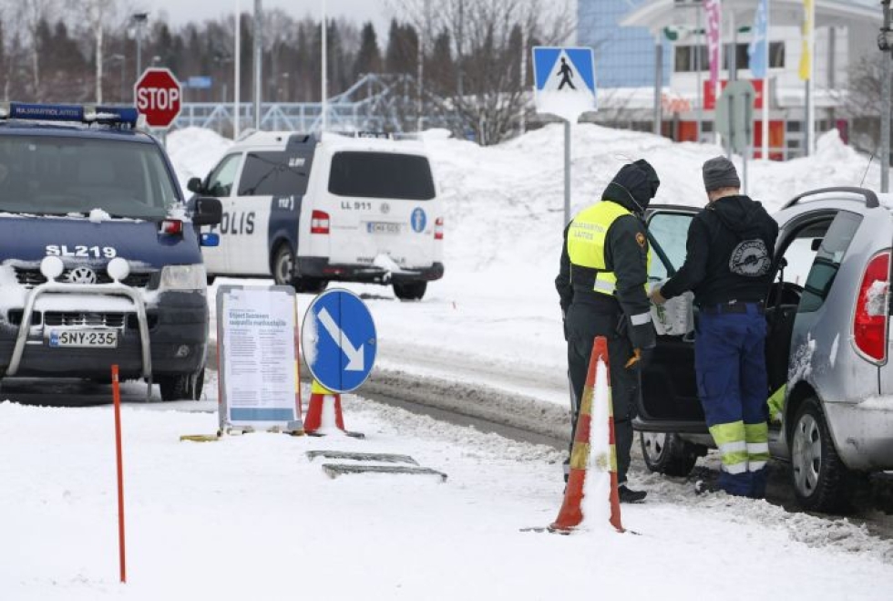Suomalaiset rajavartijat tarkistivat kulkulupia Tornion ja Haaparannan välisellä rajanylityspaikalla viime viikolla. LEHTIKUVA / TIMO HEIKKALA