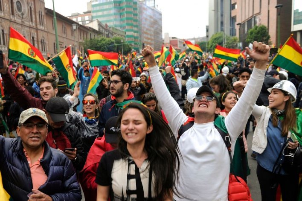 La Pazin kaduilla juhlittiin Moralesin eroilmoituksen jälkeen. Lehtikuva/AFP