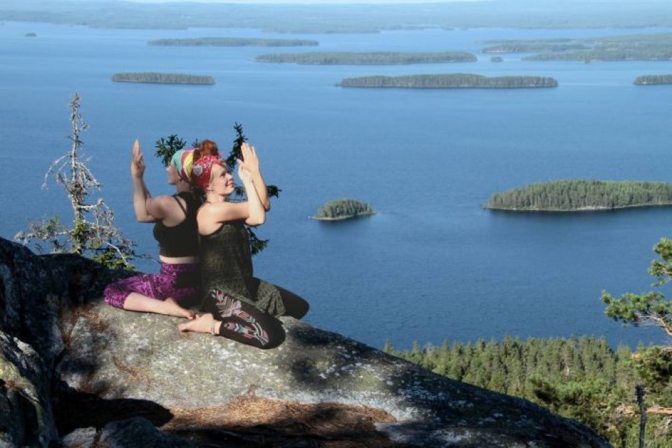 Marianne Ruhanen ja Hannele Rodriguez ohjaavat Kolin keitaalla joogaa ja metsään uppoutumista.