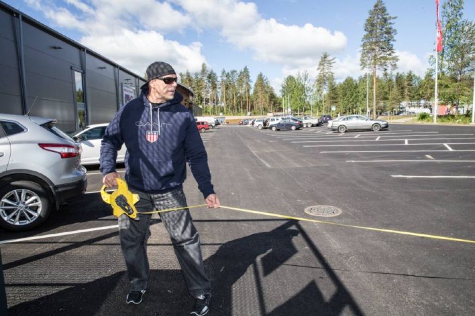 Ilkka Kinnunen mittaili uutta kisa-aluetta Liperin liikekeskuksen pihamaalla.
