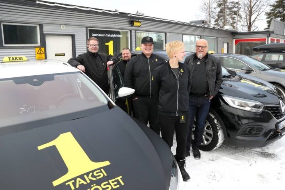 Taksi Ykköset aloitti vuosi sitten Joensuussa seitsemällä autolla.