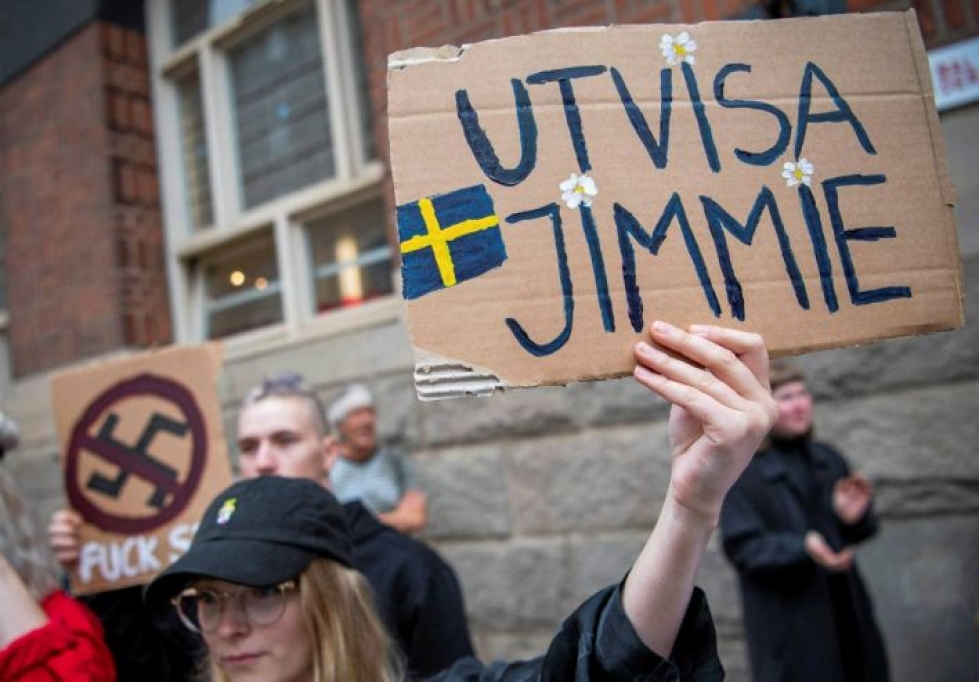 Ruotsidemokraattien vastainen mielenosoitus perjantaina Norrköpingissä. Tutkija uskoo, että ruotsidemokraatit ja Suomen perussuomalaiset hyötyvät yhteistyöstä toistensa kanssa molemmin puolin.
