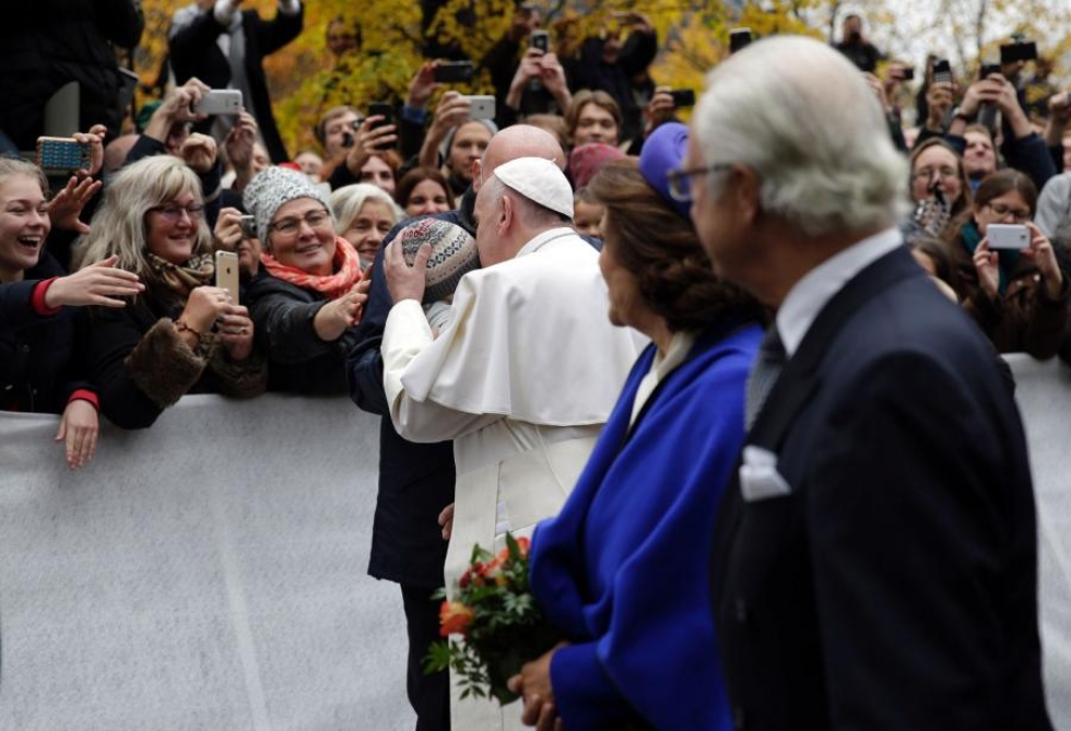 Paavi tapasi vierailua seuraamaan kerääntyneitä ihmisiä Lundissa. Lehtikuva/AFP