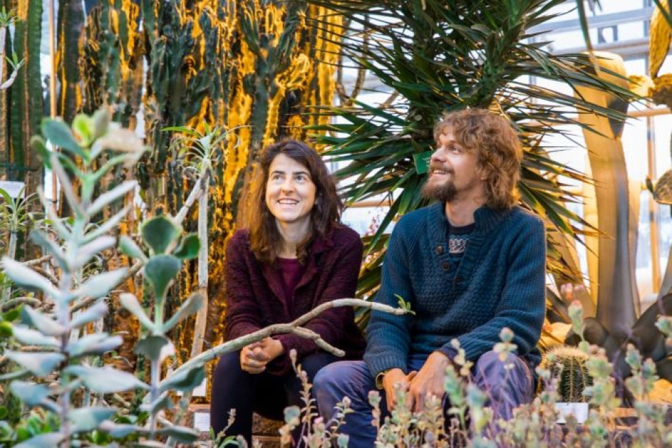 Catarina Brazão ja Markus Pesonen tutustuivat perjantaina Joensuussa Botaniaan, joka vaikutti olevan täynnä myös kiinnostavia ääniä ja Madeira-saaren kukkia.