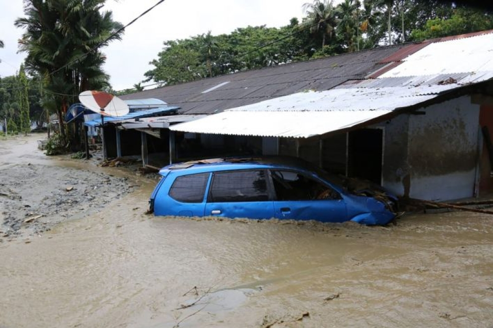 Indonesian tulvien uhriluvun odotetaan vielä nousevan, sillä kymmenet ihmiset ovat yhä kateissa. Kuva: Lehtikuva/AFP Handout