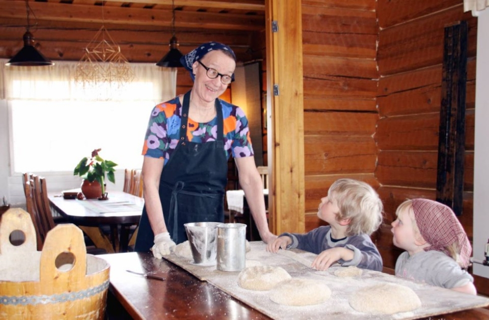 Valtimolainen Puukarin pysäkki on yksi Majatalosta majataloon -retkien kohteista. Anita Ovaskainen leipomassa Jysky ja Ansa Korhosen kanssa.