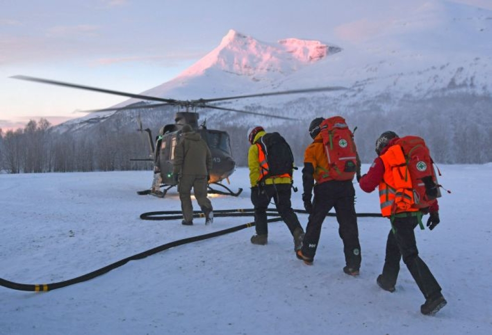 Neljättä Norjan lumivyöryn uhria etsittiin lauantaina, mutta etsinnät eivät tuottaneet tulosta.  LEHTIKUVA/AFP