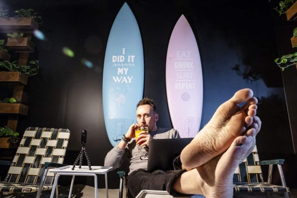 Jussi Niemi on tehnyt virtuaalimatkavideoita muun muassa Australian etelärannikolta. Tässä hän ottaa rennosti keinotekoisessa ympäristössä Surf House Helsinki - sisähallissa.
