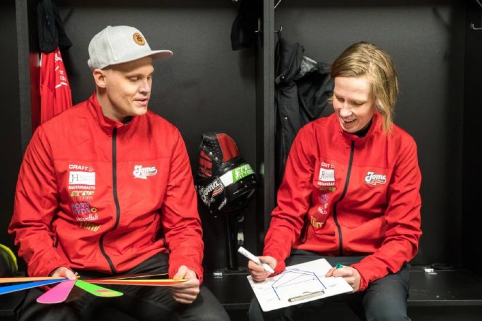 Iivo Parviainen ja Laura Jehkonen toimivat sekä JoMan naisten että B-tyttöjen pelinjohtajina.