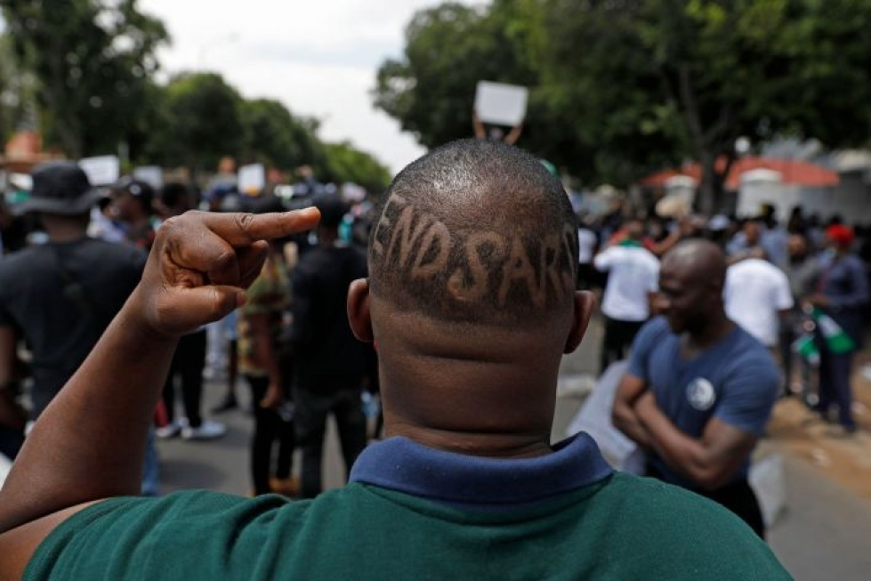 Nigeriassa on parin viikon ajan osoitettu mieltä poliisin väkivaltaa vastaan. LEHTIKUVA/AFP