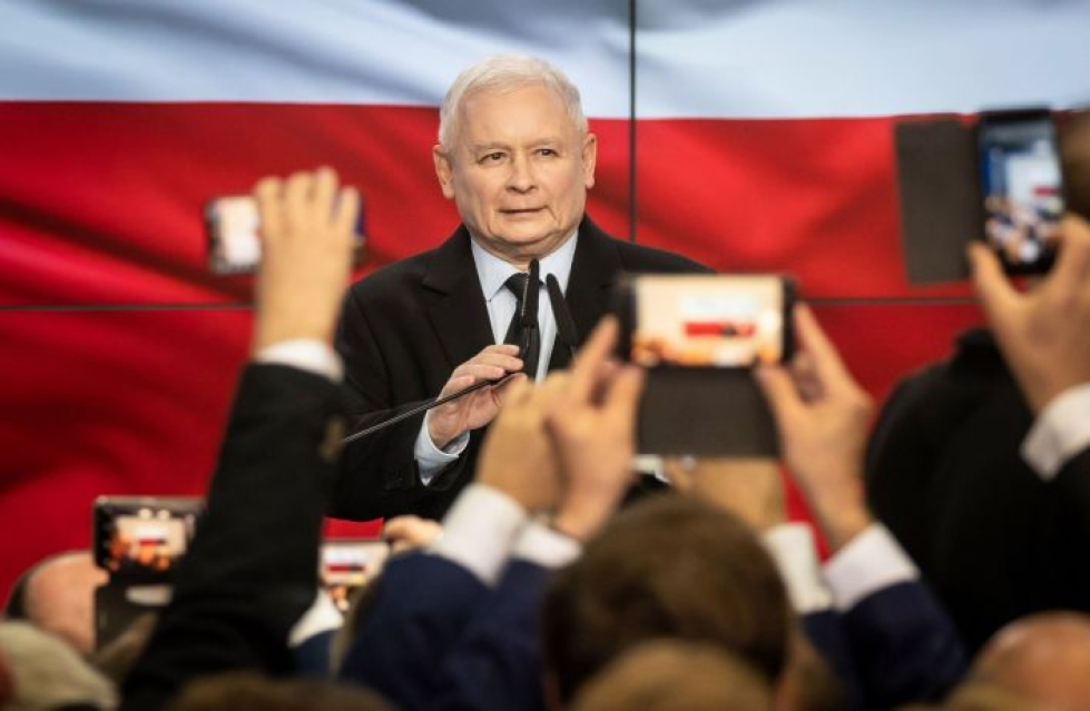 Laki ja oikeus -puolueen johtaja Jaroslaw Kaczynski pulueen vaalivalvojaisissa Varsovassa. Lehtikuva/AFP