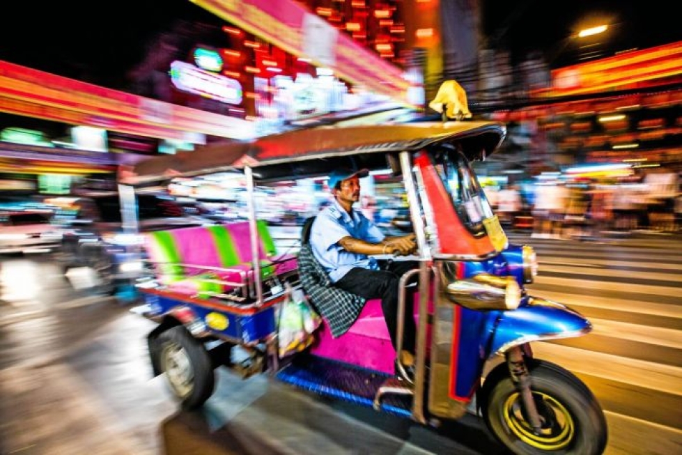 Thaimaalainen tuk-tuk on monelle turistille paikallinen elämys, mutta Thaimaassa saa varautua myös riskeihin.