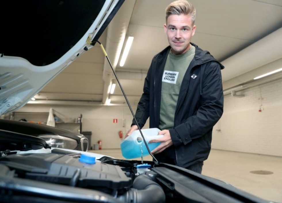 Toomas Heikkinen on tuonut Suomeen ratkaisun, jolla lasinpesunesteiden muovikanistereista olisi mahdollista päästä eroon. Ensimmäinen kokeiluasema on Espoossa. 