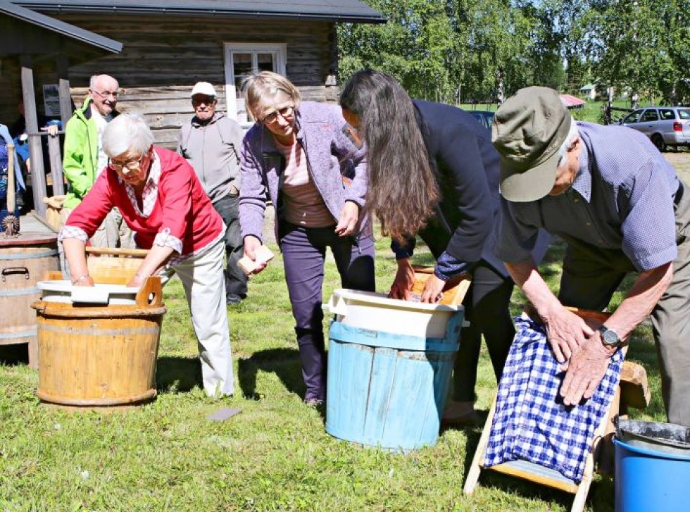Kastehelmi Miettinen opastaa saippua kädessä kuopiolaiselle Armiida Elmille, 21, entisajan pyykkitouhua. Tellervo Puoskari ja Pentti Pehkonen osasivat jo vanhasta muistista.